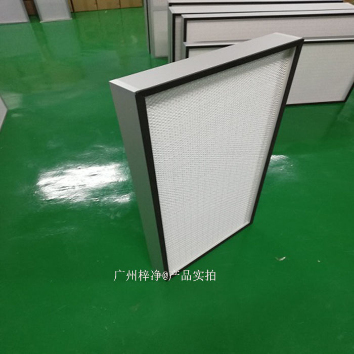 高效过滤器通常安装在送风系统的末端，靠近高效送风口的位置。